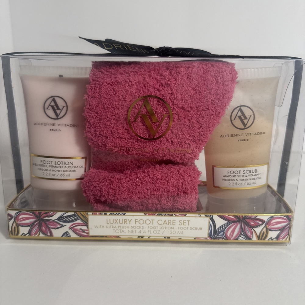 NEW‎ Adrienne Vittadini Studio Luxury Foot Care Set - socks, lotion, scrub
